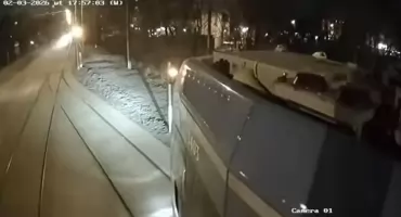 Niebezpieczne skróty po torowisku. MPK Wrocław ostrzega po groźnych zdarzeniach na mijance