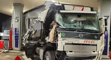 CIĘŻARÓWKA UDERZYŁA W SŁUP PODTRZYMUJĄCY ZADASZENIE NAD DYSTRYBUTORAMI. O WŁOS OD TRAGEDII NA STACJI ORLEN