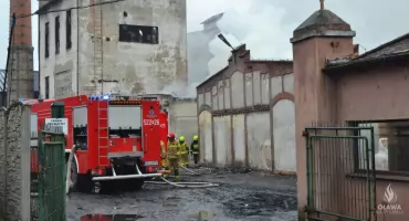 Pożar starej papierni w Oławie. Gęsty dym nad miastem i duża akcja straży pożarnej