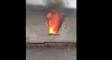 Dom w Czernicy stanął w ogniu. Starszy mężczyzna i jego pies uratowani