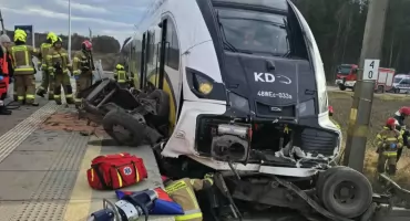 Dramatyczny wypadek na przejeździe kolejowym w Chrząstawie Małej. Trwa akcja ratunkowa