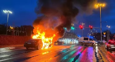 Mercedes w ogniu na jednym z głównych skrzyżowań Wrocław. Policjanci ruszyli do akcji zanim dotarli strażacy. FILM