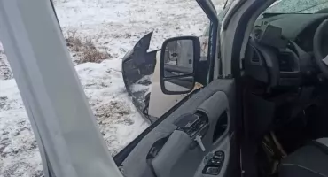 18-latek jechał w bagażniku na krześle. Dostawczak rozbił się o drzewo