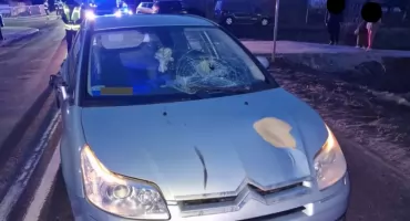 Dramatyczny wypadek w Zębowicach. Kobieta potrącona przez jedno auto, wpadła pod koła drugiego