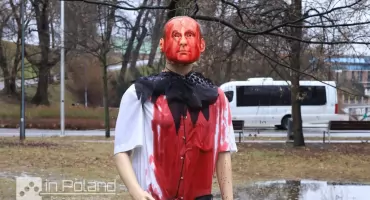 Krew na skrzydłach anioła śmierci. Wrocław przeciwko terrorowi i propagandzie. Wstrząsający performance w rocznicę inwazji