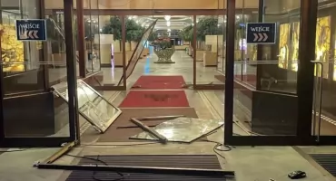 Naćpany obywatel Wielkiej Brytanii staranował drzwi hotelu w Karpaczu. Chwilę później podczas policyjnego pościgu staranował radiowóz