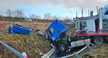Wypadek ciężarówek na węźle Krzywa. Trzy ciężarówki w rowie i ogromne utrudnienia w ruchu