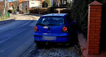 Pościg w Bolkowie. Kierowca z dożywotnim zakazem prowadzenia i narkotykami w organizmie taranował krawężniki i ogrodzenia