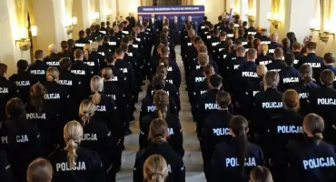 134 nowych policjantów złożyło ślubowanie w Sali Rycerskiej wrocławskiego Ratusza