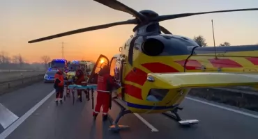 Audi uderzyło w tył ciężarówki na A4.23-latek i 21-latek trafili do szpitala