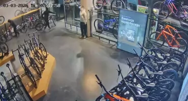 Dzień po otwarciu nowej lokalizacji sklepu we Wrocławiu złodzieje wynieśli rowery warte 200 tys. zł. Zobacz nagranie i pomóż odnaleźć sprawców