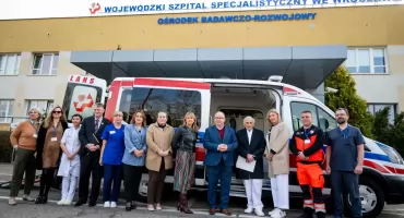 Nowoczesny ambulans dla szpitala przy ul. Kamieńskiego. Wspólna inwestycja miasta i powiatu