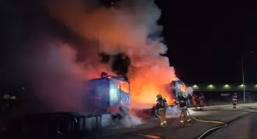 Nocny pożar w Dobrzykowicach. Spłonęły dwa pojazdy ciężarowe