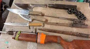 Wrocław. 39-latek zatrzymany po detonacji ładunku wybuchowego. Jego dom był pełen broni, chemikaliów i materiałów wybuchowych