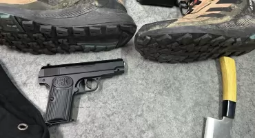 Zirytowała go rozmowa pasażera autobusu. 36-latek wyciągnął broń i groził śmiercią. FILM