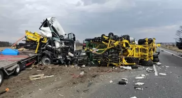 Wypadek dwóch ciężarówek na S8. Droga całkowicie zablokowana