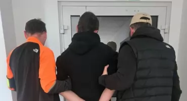 Zaczęło się od otwartego auta. Skończyło na zarzutach i groźbie 10 lat więzienia