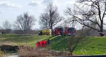 Akcja służb w Siechnicach. W rzece zauważono dryfujące ciało