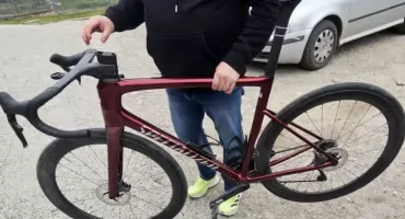 Niecodzienny pościg pod Ślężą. Złodziej roweru wjechał w środek wyścigu. 20-latek przez moment był nawet w czołówce peletonu