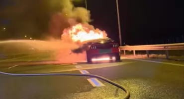 Pożar samochodu osobowego na S3 w kierunku Legnicy. Interweniowali strażacy