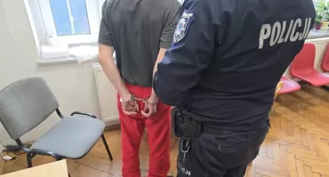 Ukradł alkohol i uciekł ze sklepu. 36-letni obywatel Ukrainy z bogatą przeszłością kryminalną może zostać deportowany