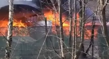 Potężny pożar składowiska odpadów w Kostrzycy pod Jelenią Górą. Gęsty dym nad regionem