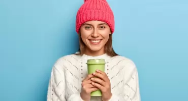 Kawa, która nie stygnie – jak profesjonalne kubki termiczne z logo wspierają koncentrację podczas długich godzin w biurze?