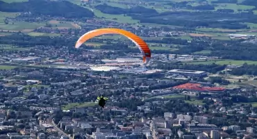 Groźny wypadek paralotniarza pod Jelenią Górą. Młody mężczyzna spadł z około 20 metrów. Na miejscu lądował LPR