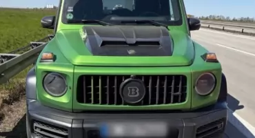 Pościg jak z filmu na A4. Luksusowy Mercedes za milion porzucony na autostradzie, kierowca uciekał przez pola