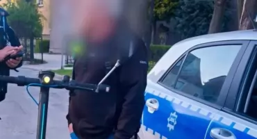 Jechał hulajnogą w klapkach, miał 1,5 promila. 68-latek ukarany wysokim mandatem