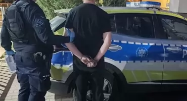 Biały proszek na twarzy zdradził kierowcę. 25-latek maił przy sobie narkotyki i prowadził auto mimo sądowego zakazu