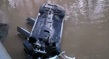 Auto wpadło do rzeki Ślęzy w Komorowicach. Kierująca trafiła pod opiekę ratowników. Z pojazdu wyciągnęli ją świadkowie zdarzenia