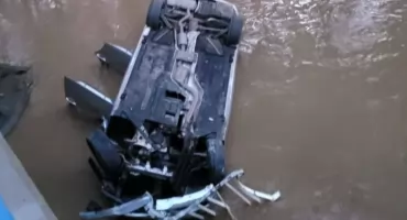 Auto wpadło do rzeki Ślęzy w Komorowicach. Na pomoc ruszyli świadkowie