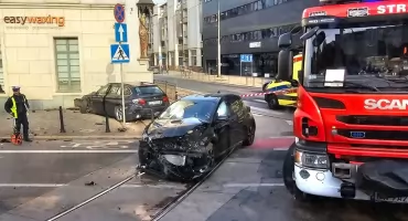 Groźny wypadek w centrum Wrocławia. BMW uderzyło w budynek po zderzeniu z drugim autem
