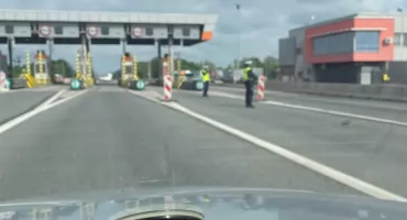 Wielka akcja służb na autostradzie A4. Nad trasą lata policyjny śmigłowiec, kierowcy ciężarówek utknęli w gigantycznych korkach