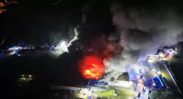 Ogromny pożar zakładów mięsnych w Chrościnie. 40 zastępów straży w akcji, cztery osoby trafiły do szpitala