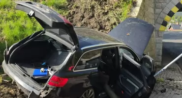 Z ogromną siłą uderzył w nasyp kolejowy przy wiadukcie, porzucił auto i odszedł w stronę torów. Tragiczny finał zdarzeń w Szklarskiej Porębie