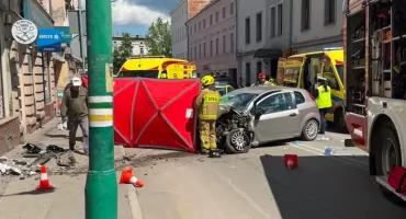 78-letni kierowca fiata uderzył w budynek w Ząbkowicach Śląskich. Nie żyje 73-letnia pasażerka
