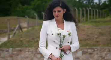 Białe kwiaty, cisza i pamięć. W Rogoźnicy odbył się II Biały Marsz ku czci więźniarek Gross-Rosen