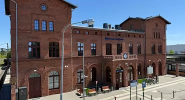 Zabytkowy dworzec w Oleśnicy odzyskał blask. Historyczny obiekt stał się nowoczesnym centrum miasta