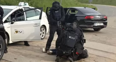 Groźby nożem, porwanie i brutalne pobicie po kłótni w pracy. Policja zatrzymała trzech obcokrajowców