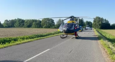 Groźny wypadek w powiecie oławskim. Na miejscu LPR. Trzy osoby zostały ranne