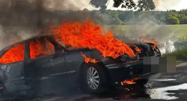 Pijany kierowca wjechał do rowu, zgubił buty, a jego mercedes stanął w ogniu. Uciekł z miejsca zdarzenia, ale zdradziły go poparzone dłonie.