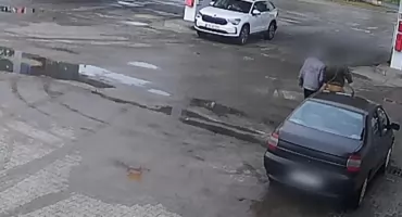 Zamaskowany bandyta z siekierą napadł na stację paliw. Po rabunku przemalował auto, by zatrzeć ślady