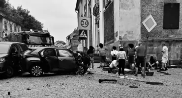 Tragedia przed bazyliką w Bardzie: Toyota wjechała w ojca i 12-letniego syna. Oboje nie żyją