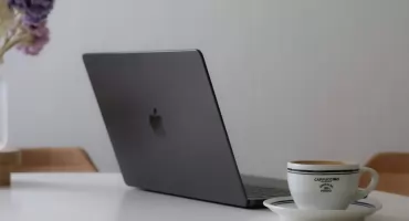 Laptop Apple w kawiarni, coworkingu i domu. Jak MacBook wpisuje się w miejski tryb pracy?
