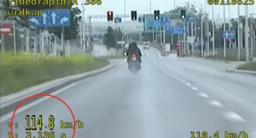Motocyklista pędził przez miasto ponad 100 km/h. Przekroczył prędkość o 64 km/h i stracił prawo jazdy
