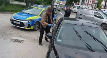 Pościg za skradzionym Fordem w Kamieńcu Wrocławskim. Kierowca uciekł pieszo, zostawił pasażerów i dokumenty i telefon