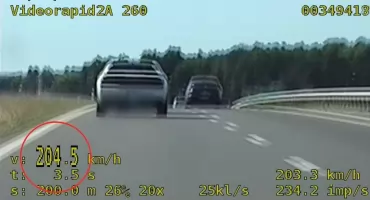 204 km/h na drodze S5. Policjanci przerwali niebezpieczną jazdę kierowcy Dodge’a