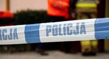 Rodzinna tragedia w Lutyni w powiecie średzkim. Nie żyje 20-latka, matka walczy o życie. Policja zatrzymała 22-letniego członka rodziny
